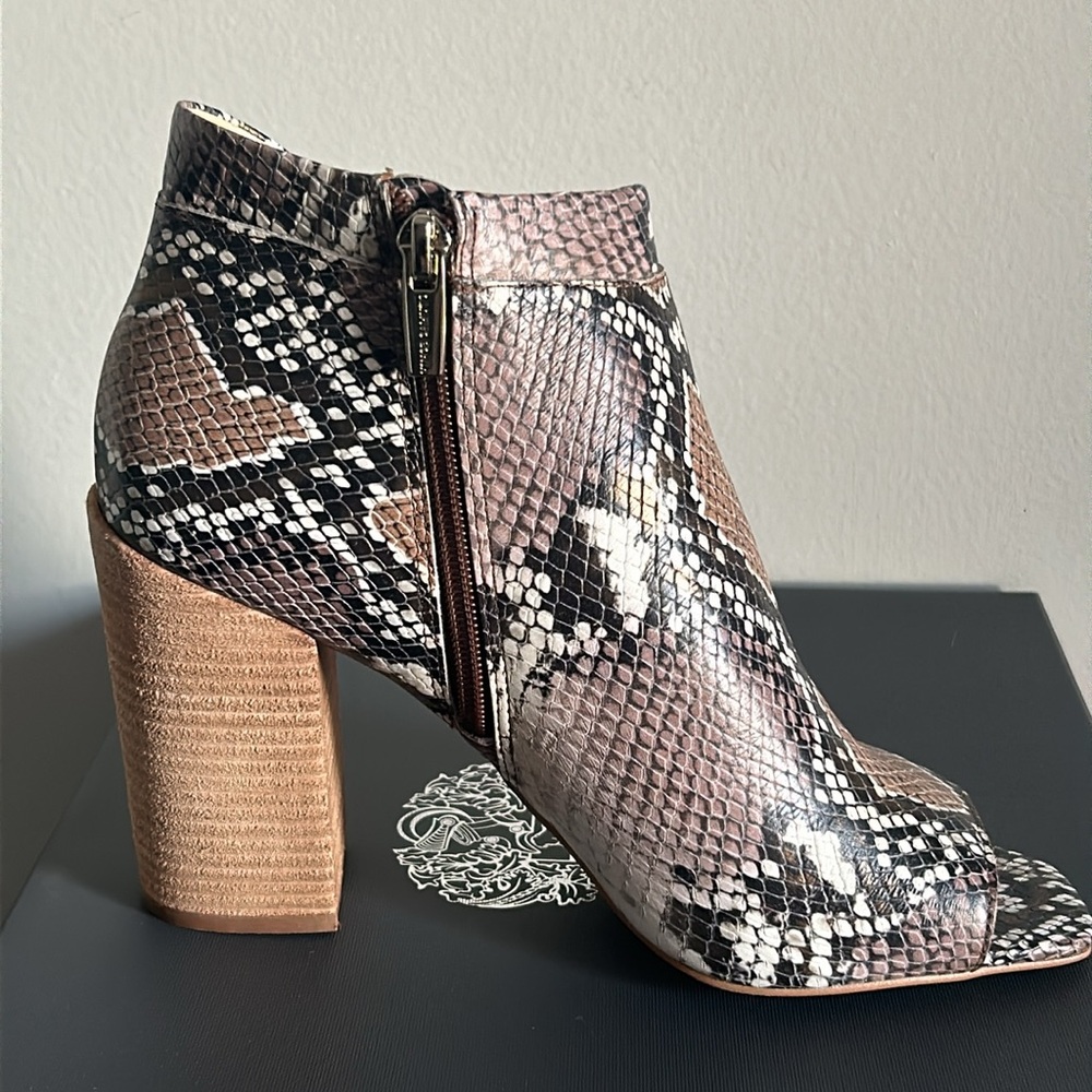 New Vince Camuto Fedrilla Snake Print Embossed Block Heel Peep Toe Bootie - Picture 6 of 15
